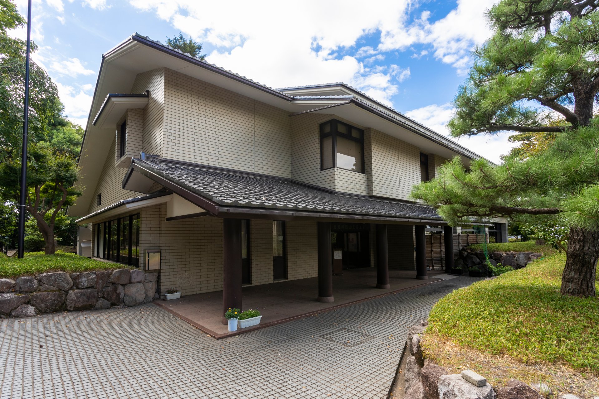 金沢ミュージアム⁺（金沢卯辰山工芸工房） - ジャパンサーチ